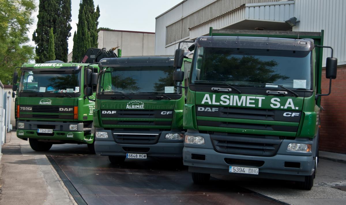Restos de corte de metal en el almacén de Alsimet en Parla