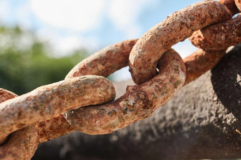 Cadena metálica que presenta corrosión