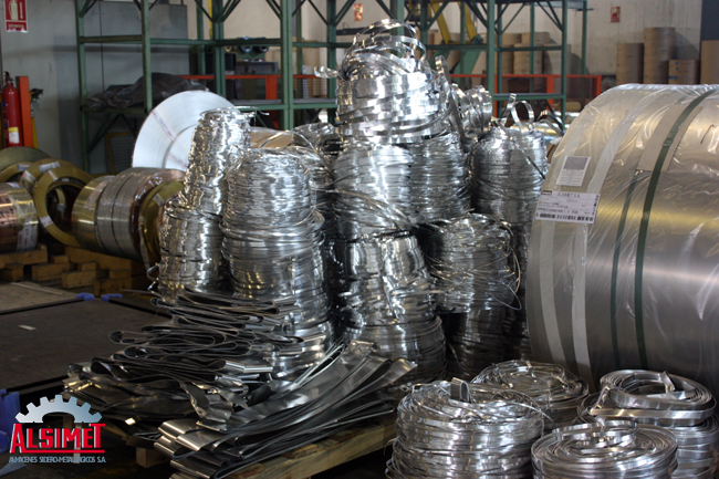 Restos de corte de metal en el almacén de Alsimet en Parla