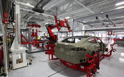 Robots en la producción de automóviles Tesla