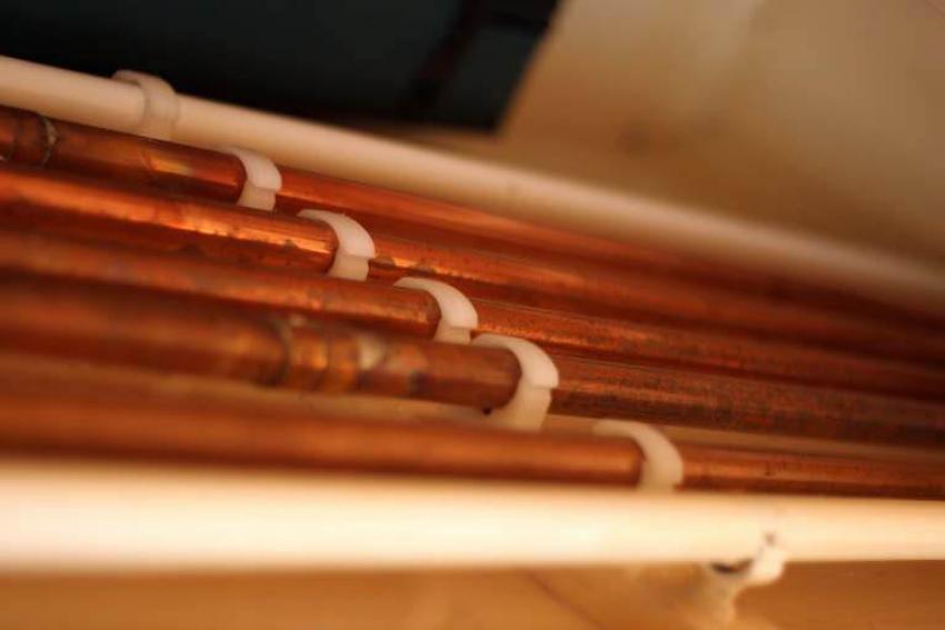 Tubo de cobre en una tubería de agua